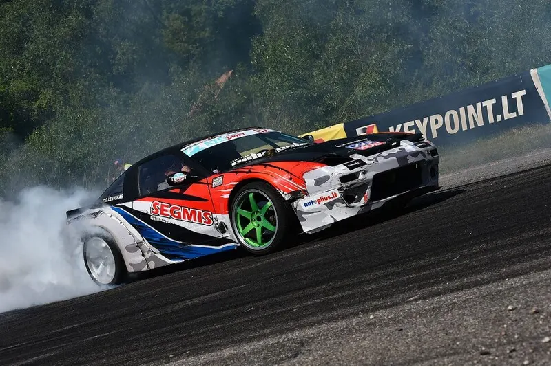 Driftink pats su instruktoriumi „SIDE to SIDE Drift Team“ Vilniuje